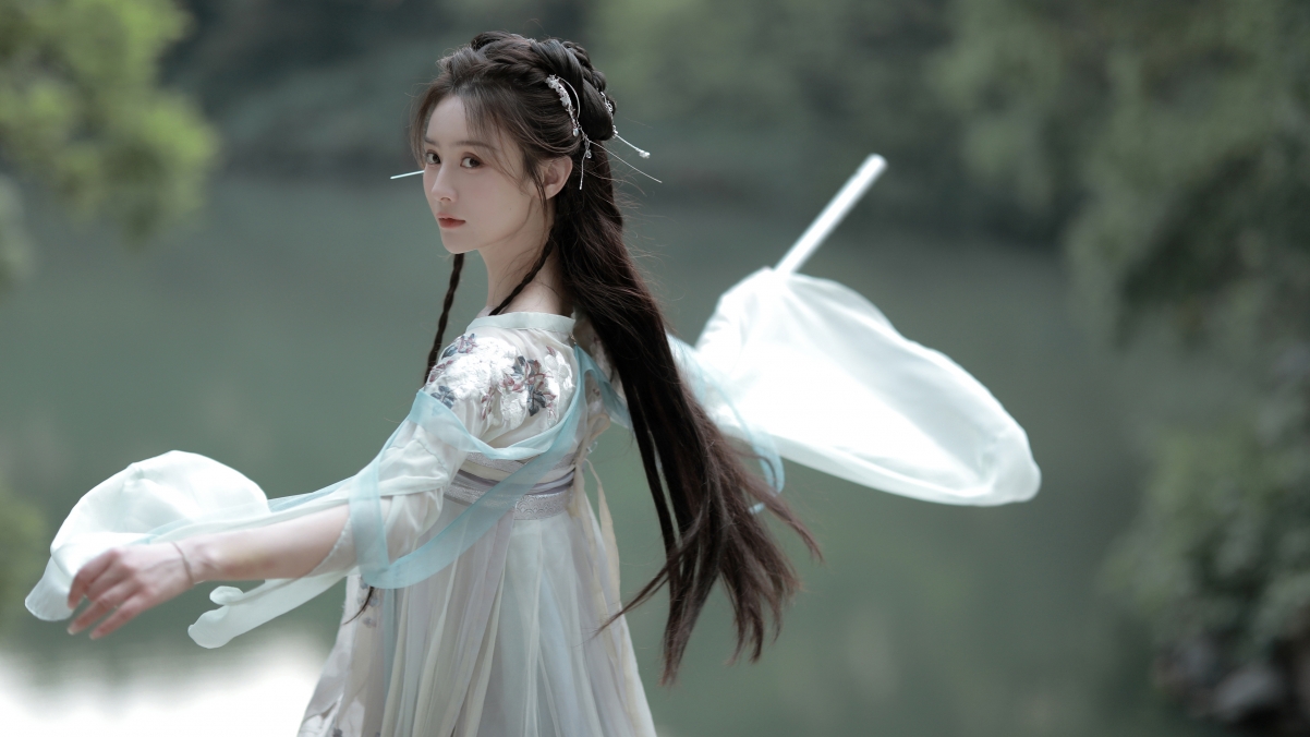 半透明背景图实现