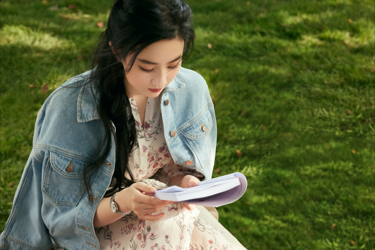 半透明背景图实现